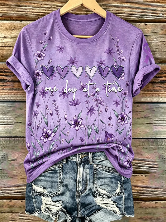 Damen-T-Shirt mit lila Blumenmuster und Aufdruck zur Sensibilisierung für Alzheimer