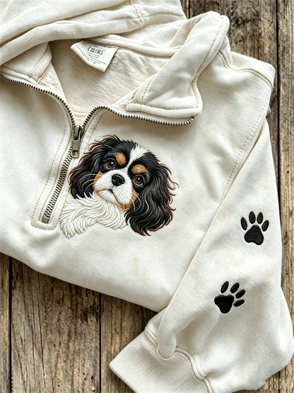 Damen-Sweatshirt mit Reißverschluss, Aufdruck von King-Charles-Spaniel und Pfotenabdrücken