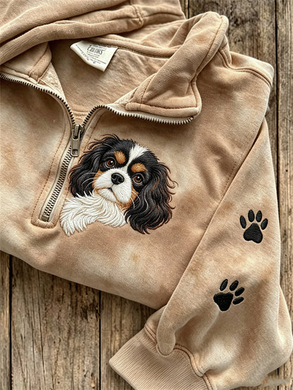 Damen-Sweatshirt mit Reißverschluss, Aufdruck von King-Charles-Spaniel und Pfotenabdrücken