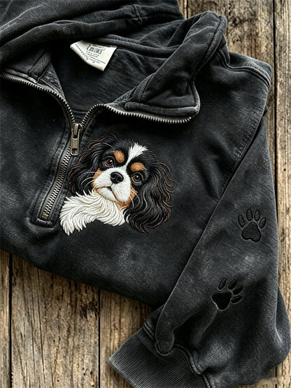 Damen-Sweatshirt mit Reißverschluss, Aufdruck von King-Charles-Spaniel und Pfotenabdrücken