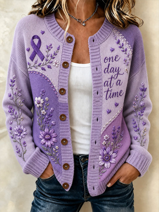 Damen-Strickjacke mit lila Blumenmuster und Aufdruck zur Sensibilisierung für die Alzheimer-Krankheit