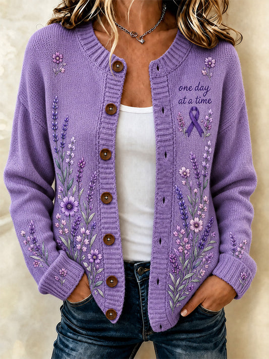 Damen-Strickjacke mit lila Blumenmuster und Aufdruck zur Sensibilisierung für die Alzheimer-Krankheit