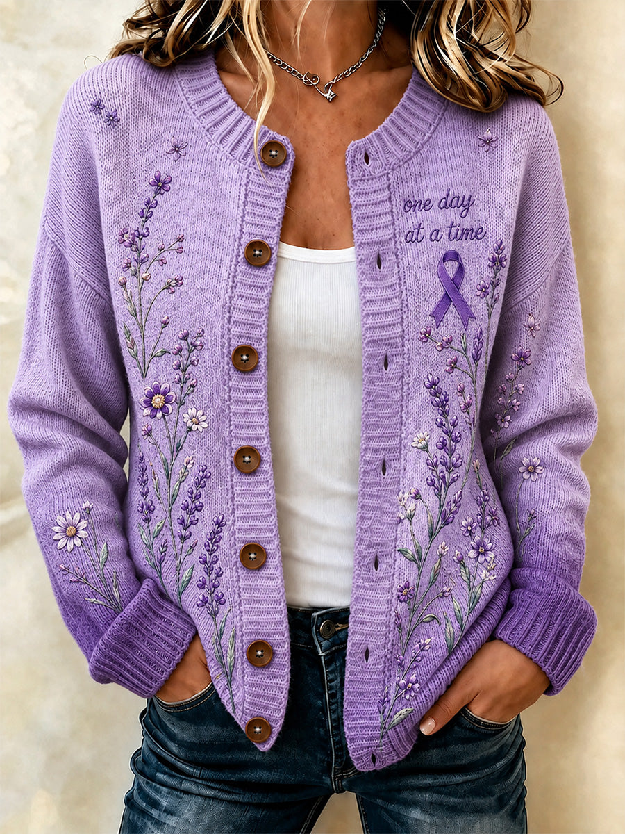 Damen-Strickjacke mit lila Blumenmuster und Aufdruck zur Sensibilisierung für die Alzheimer-Krankheit