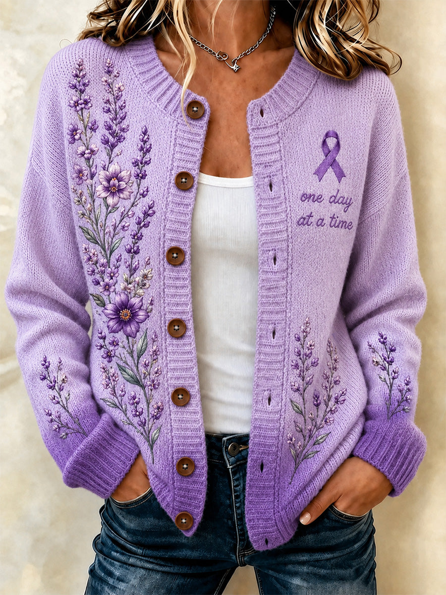 Damen-Strickjacke mit lila Blumenmuster und Aufdruck zur Sensibilisierung für die Alzheimer-Krankheit