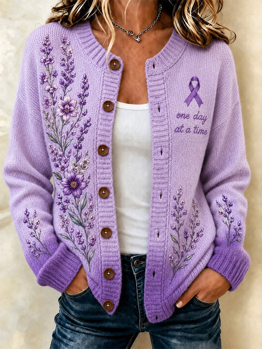 Damen-Strickjacke mit lila Blumenmuster und Aufdruck zur Sensibilisierung für die Alzheimer-Krankheit