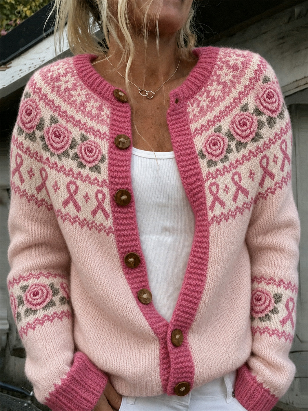 Damen-Strickjacke im Cardigan-Stil mit pinkfarbenem Blumenmuster und rosa Spendenschleifenmotiv